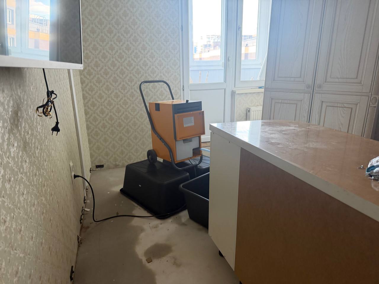 Осушитель у окна рядом со столешницей